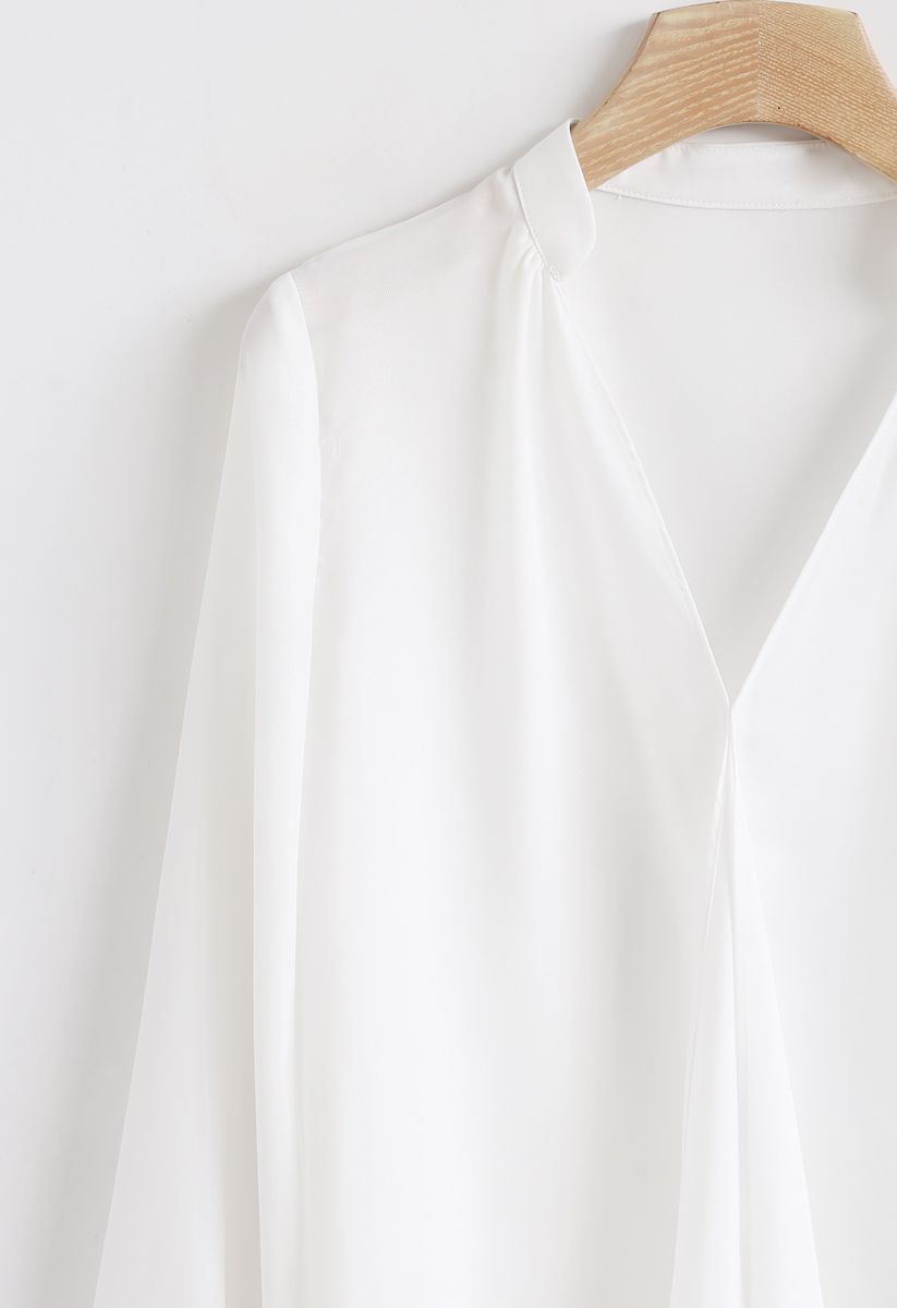 Rüschenhemd mit V-Ausschnitt vorne in Weiß