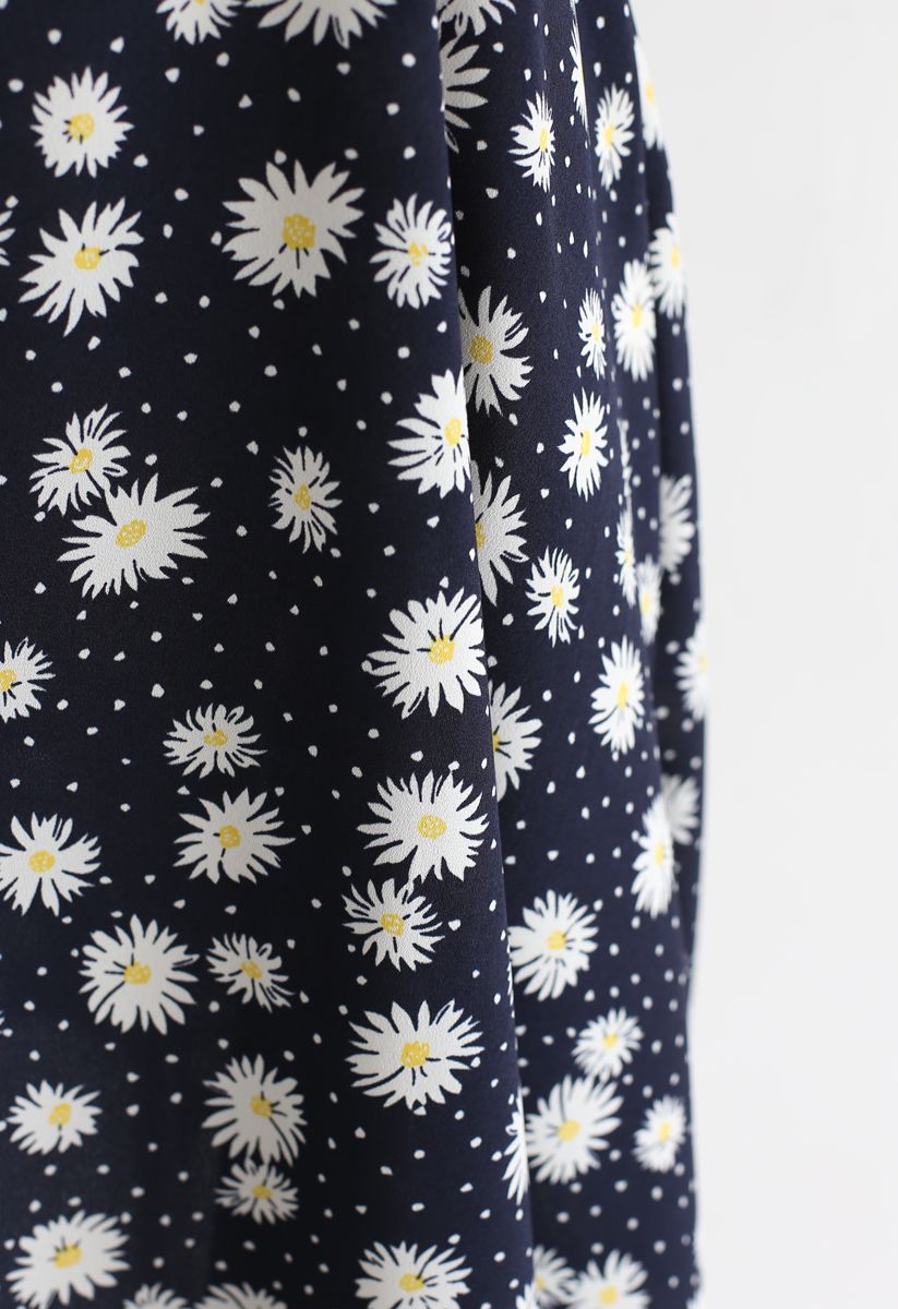 Full-Blow Daisy Print Wrapped Midi-Kleid in Schwarz
