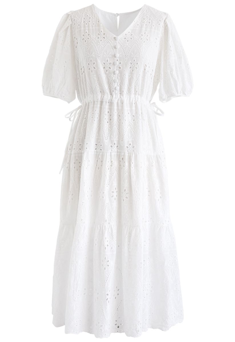 Zickzack Öse Blumen bestickt Flare Midi Kleid in Weiß