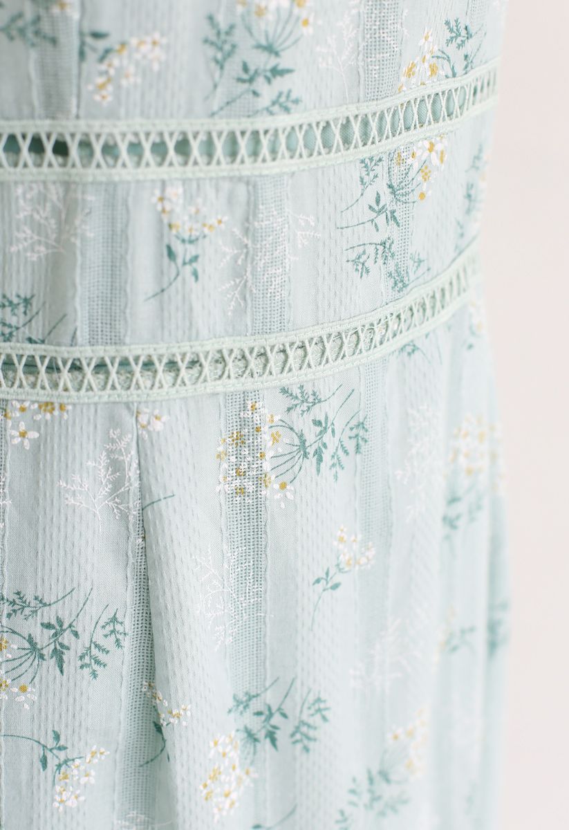 Straußbedrucktes, figurbetontes Cami-Kleid mit Streifenprägung in Mintgrün