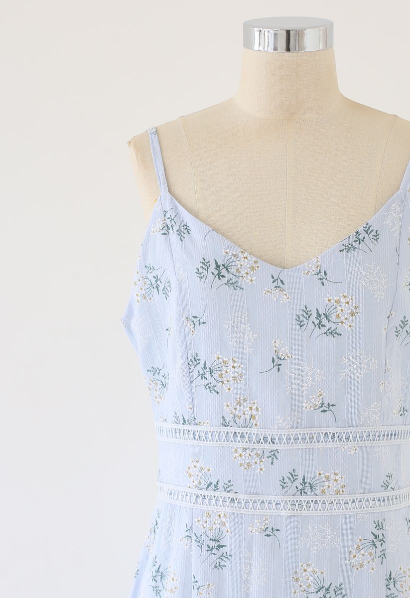 Straußbedrucktes, figurbetontes Cami-Kleid mit Streifenprägung in Babyblau