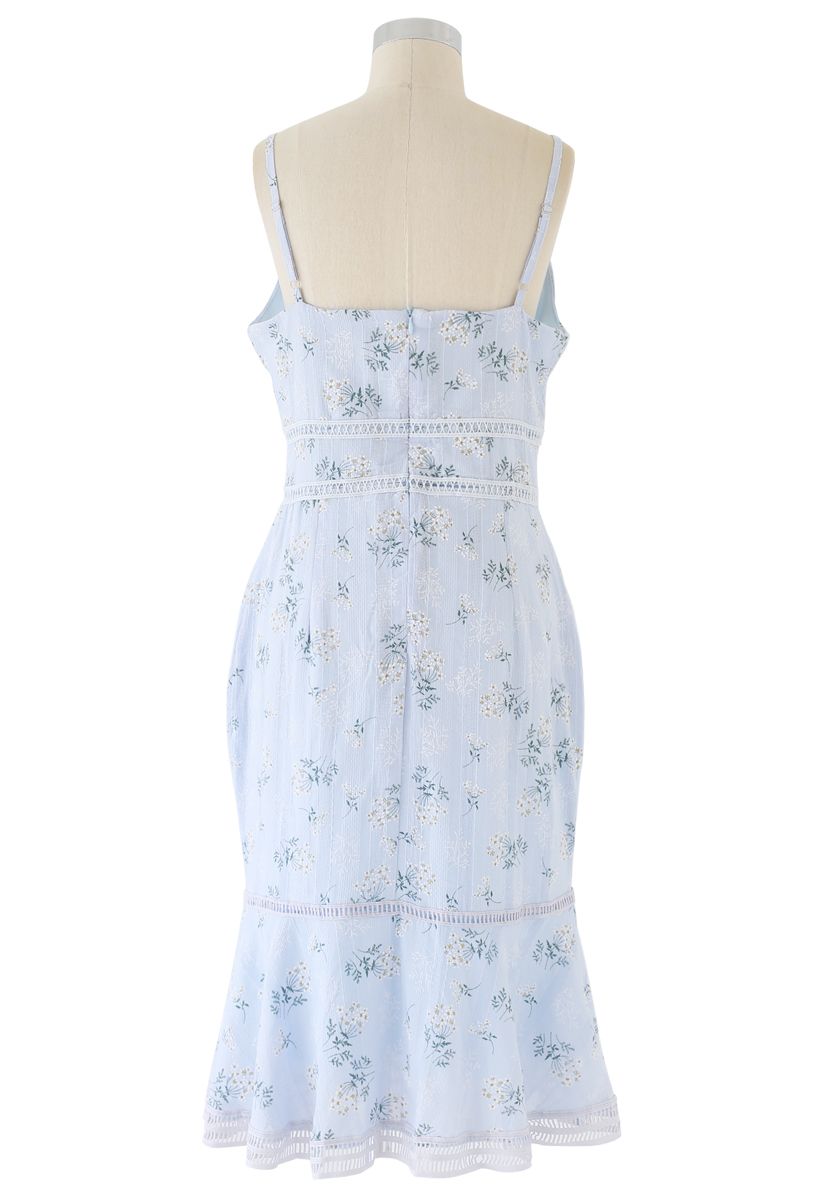Straußbedrucktes, figurbetontes Cami-Kleid mit Streifenprägung in Babyblau