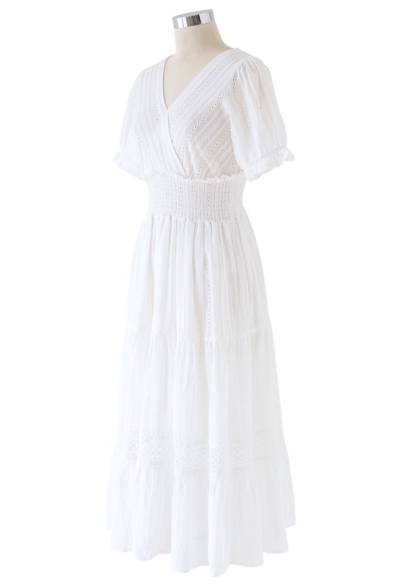 Gerafftes Boho-Kleid mit Stickerei und Ösen in Weiß