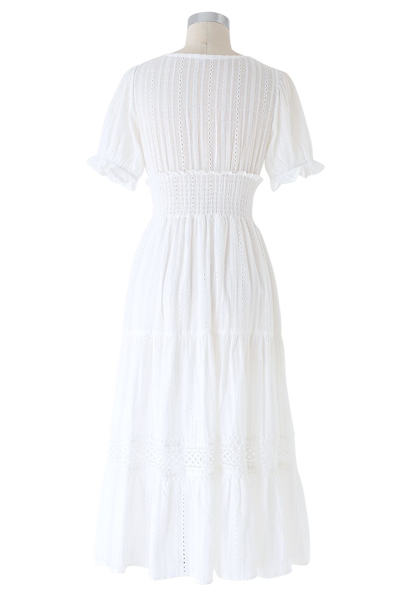 Gerafftes Boho-Kleid mit Stickerei und Ösen in Weiß