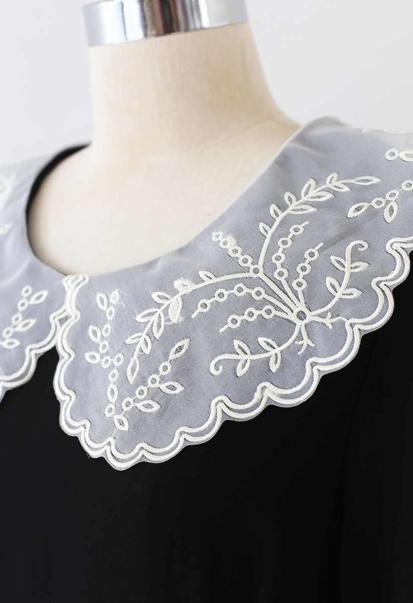 Besticktes schwarzes Chiffon-Kleid mit Peter-Pan-Kragen