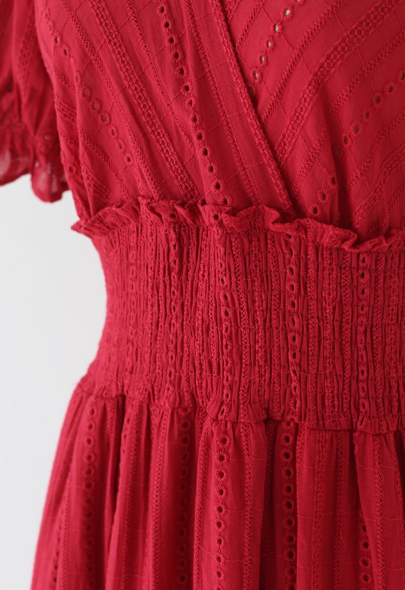 Stickerei-Öse gerafftes Rüschen-Boho-Kleid in Rot