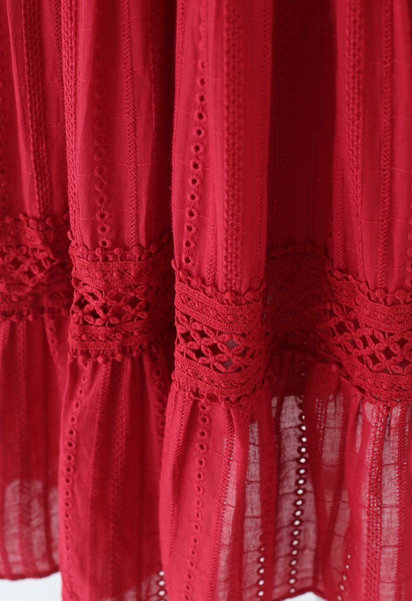 Stickerei-Öse gerafftes Rüschen-Boho-Kleid in Rot
