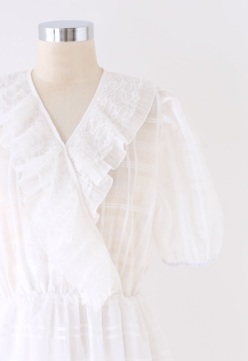 Kariertes Organza-Kleid mit Spitzenbesatz in Weiß