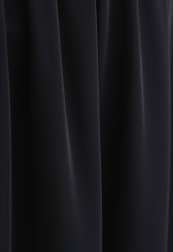 Fließende Hose aus Satin mit ausgestellten Beintaschen in Schwarz