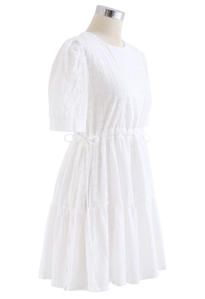 Blümchenbesticktes Minikleid mit Kordelzug an der Taille und Ösen in Weiß