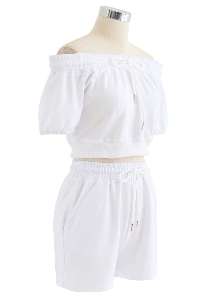 Off-Shoulder-Crop-Top und Shorts mit Kordelzug in Weiß