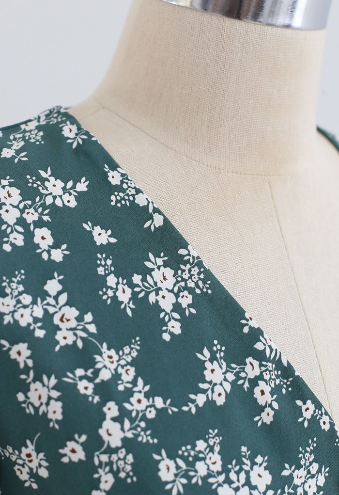 Blissful Midi-Wickelkleid mit Blümchen-Print und Rüschensaum in Grün