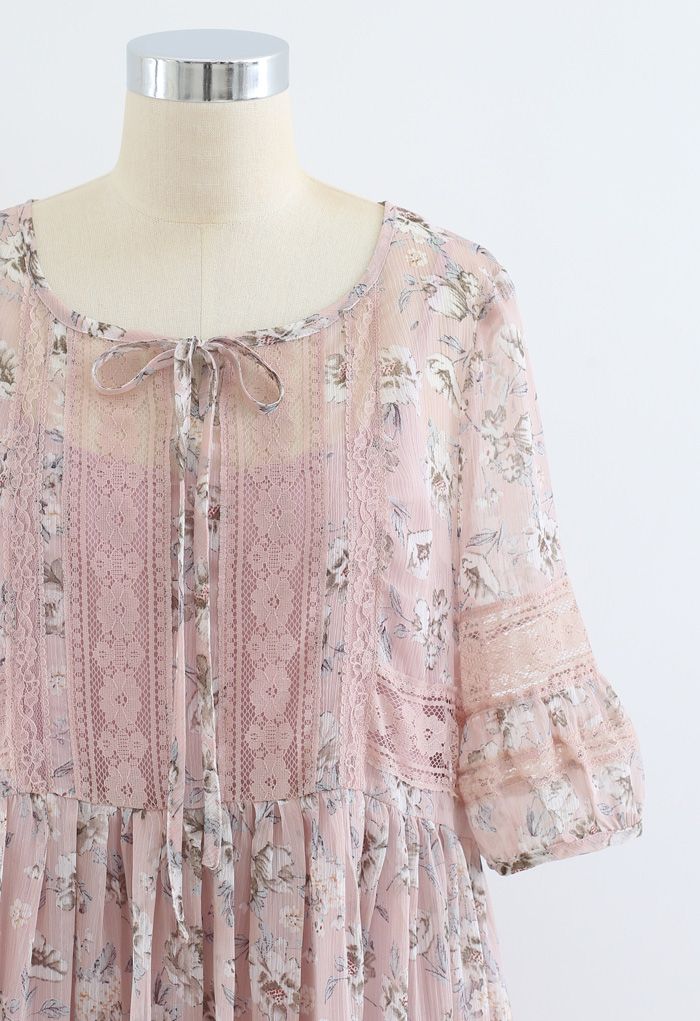 Dolly-Kleid mit hauchdünner Organza-Spitze und Blumenmuster in Rosa