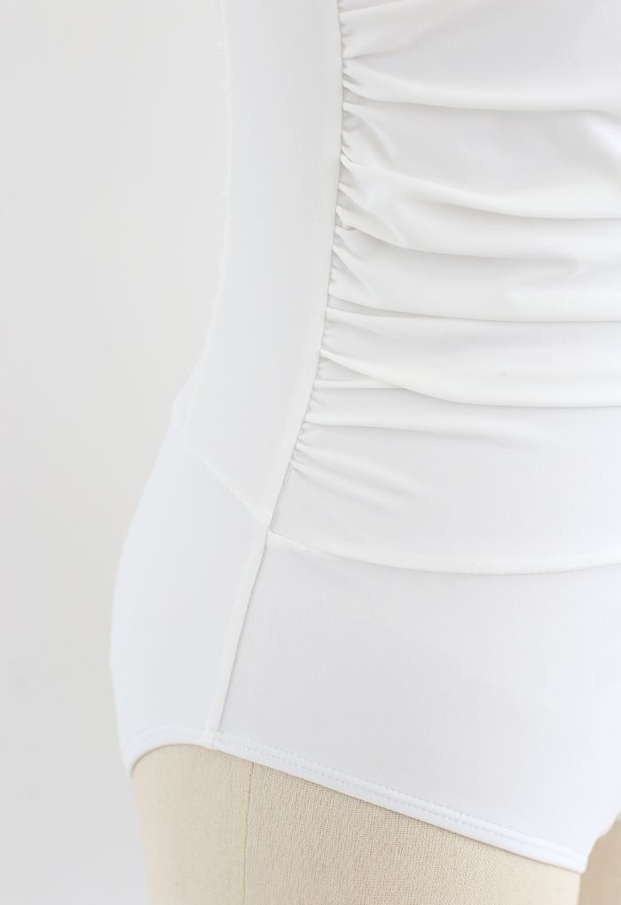 Einteiliger Badeanzug mit gerüschtem Design in Weiß