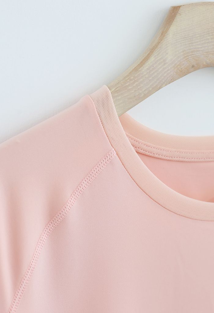 Überkreuztes, leichtes T-Shirt mit Netzeinsätzen in Nude-Pink