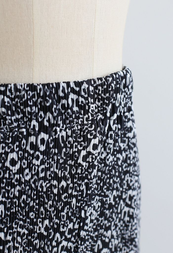 Animal Print Plissee-Hose mit geteiltem weitem Bein in Schwarz