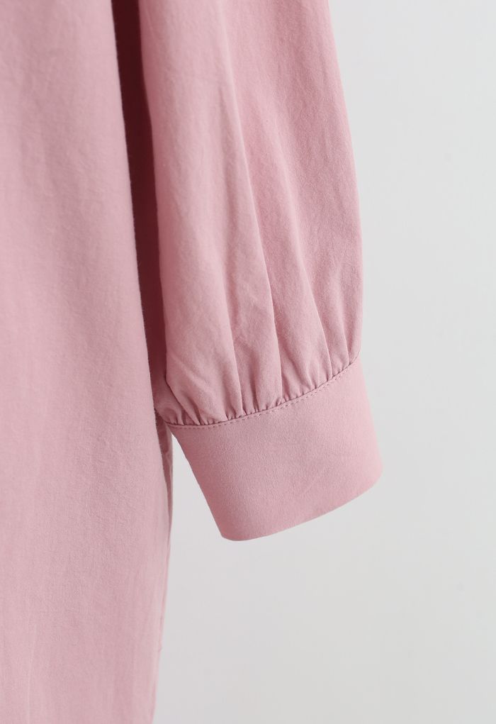 Asymmetrisches, geknöpftes Hemdkleid mit geteiltem Saum in Rosa