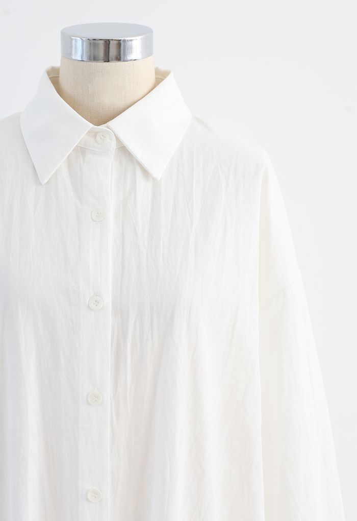 Asymmetrisches Hemdkleid mit geteiltem Saum und Knöpfen in Weiß