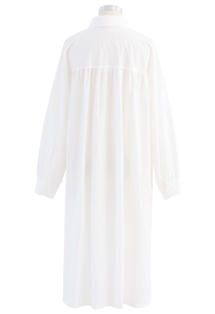 Asymmetrisches Hemdkleid mit geteiltem Saum und Knöpfen in Weiß