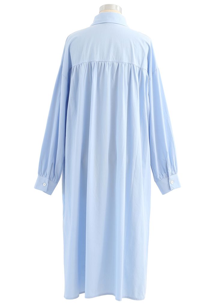 Asymmetrisches Hemdkleid mit geteiltem Saum und Knöpfen in Blau