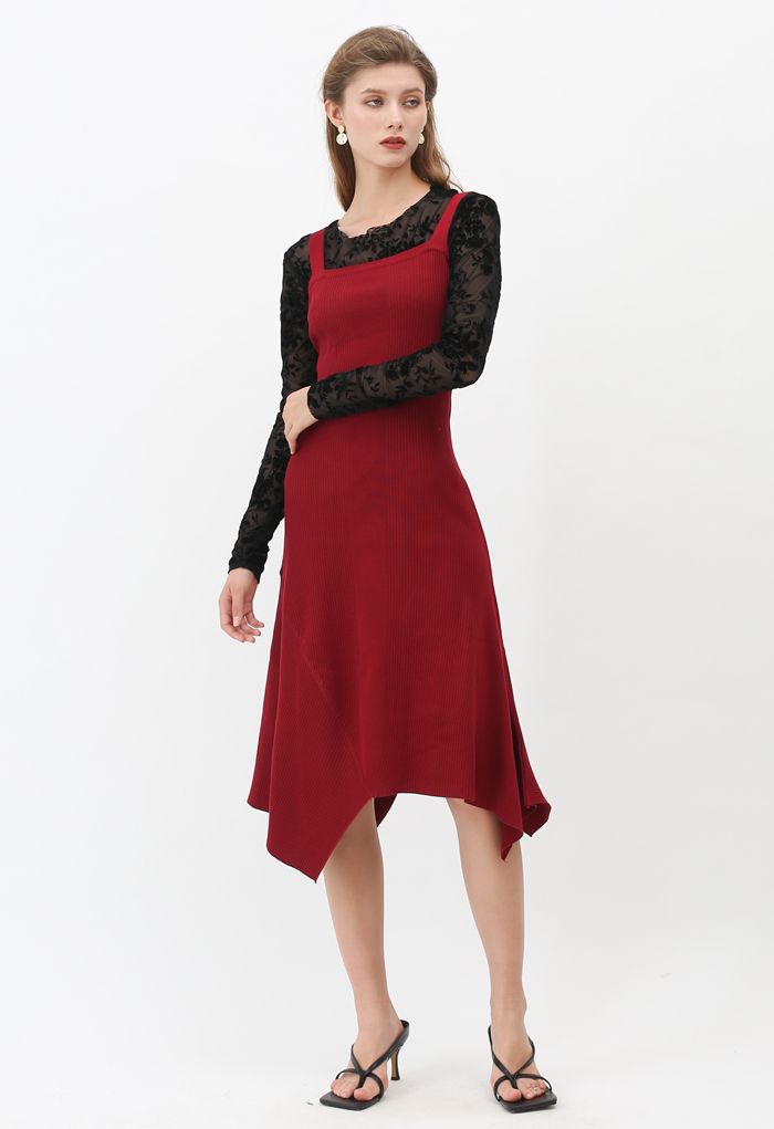 Geripptes Camisole-Kleid mit asymmetrischem Saum in Rot