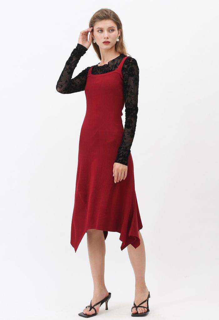 Geripptes Camisole-Kleid mit asymmetrischem Saum in Rot