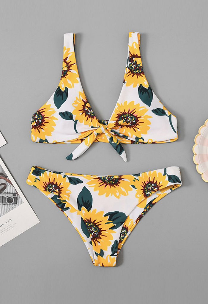 Flaches Bikini-Set mit Sonnenblumenmuster und Knoten vorne