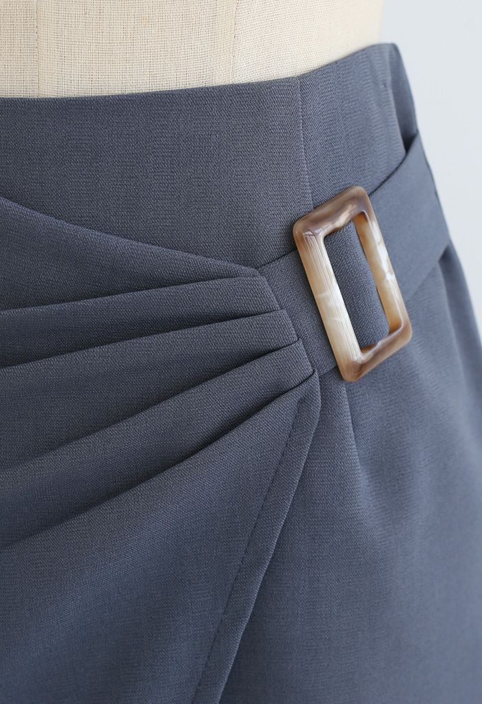 Asymmetrischer Minirock mit seitlich gerafftem Gürtel in Grau