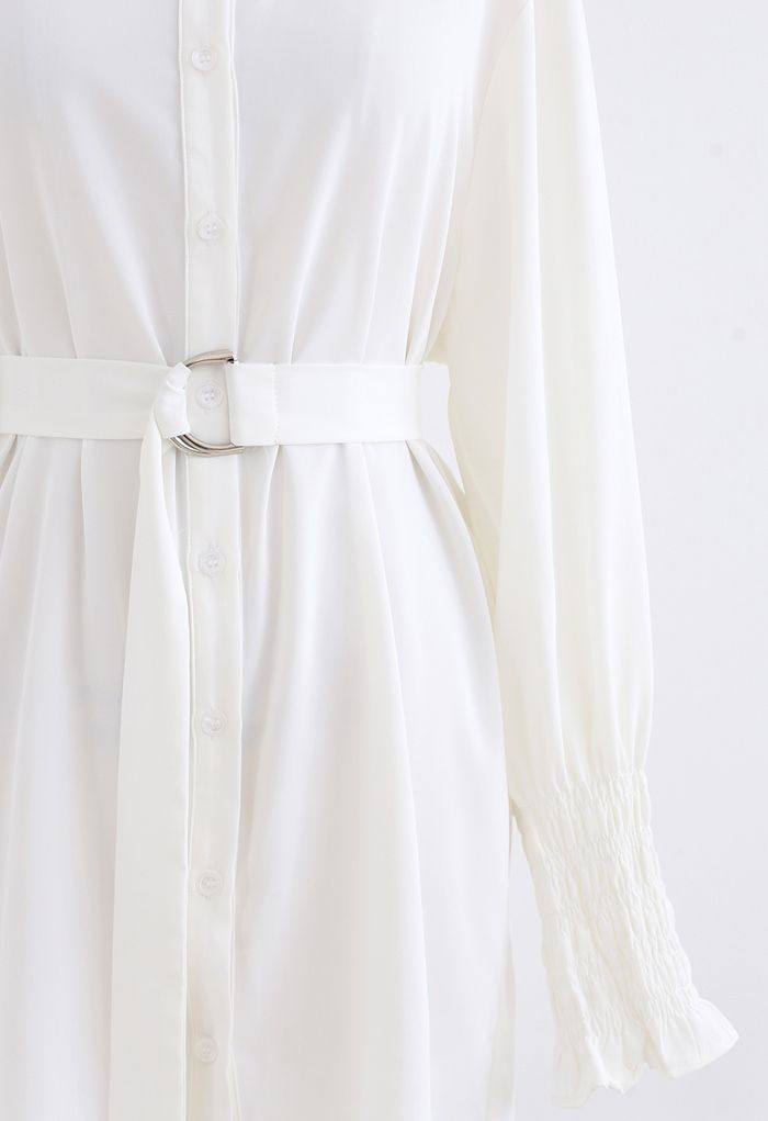 Hi-Lo-Hemdkleid mit Gürtel und Knopfverschluss in Weiß