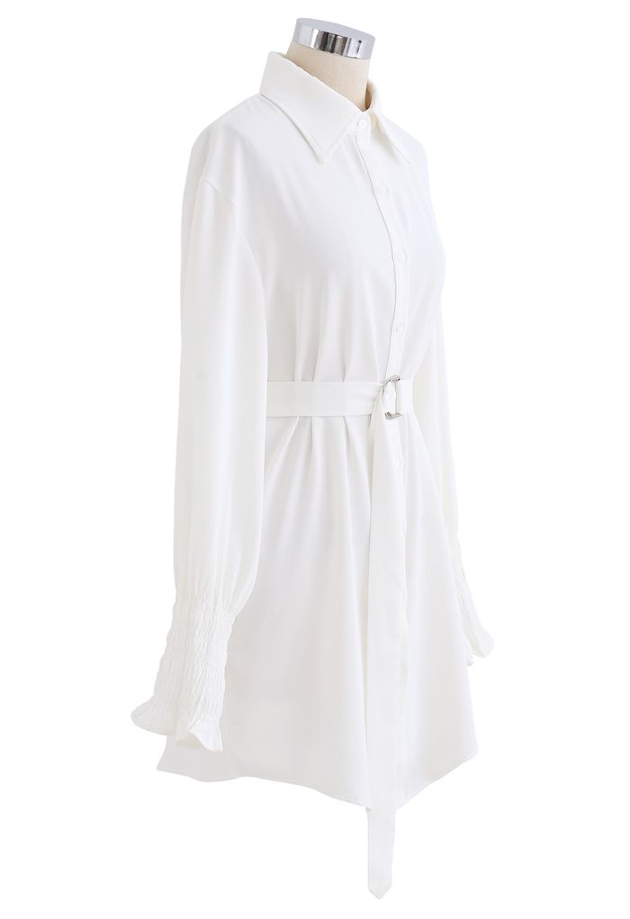 Hi-Lo-Hemdkleid mit Gürtel und Knopfverschluss in Weiß