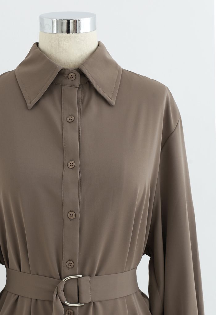 Hi-Lo-Hemdkleid mit Gürtel und Knopfverschluss in Braun