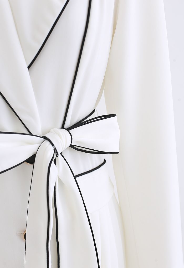 Zweireihiges Plissee-Blazer-Kleid mit Paspelierung in Weiß