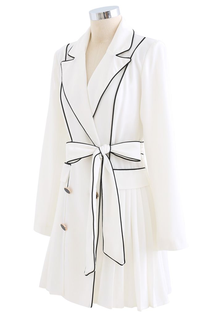 Zweireihiges Plissee-Blazer-Kleid mit Paspelierung in Weiß