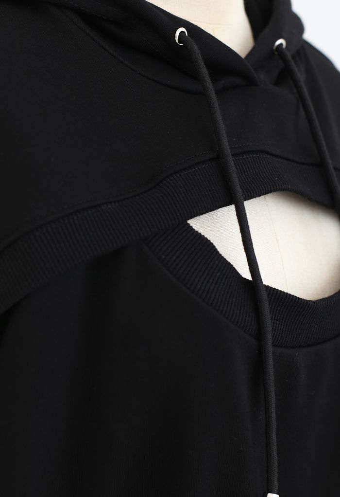 Gespleißtes, kurz geschnittenes Sweatshirt mit Kapuze in Schwarz