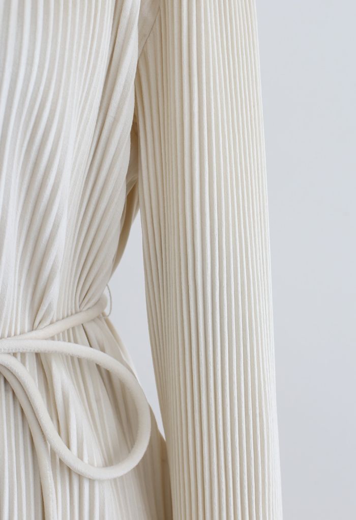 Selbstgebundenes String-Plissee-Midikleid aus Wildleder in Creme