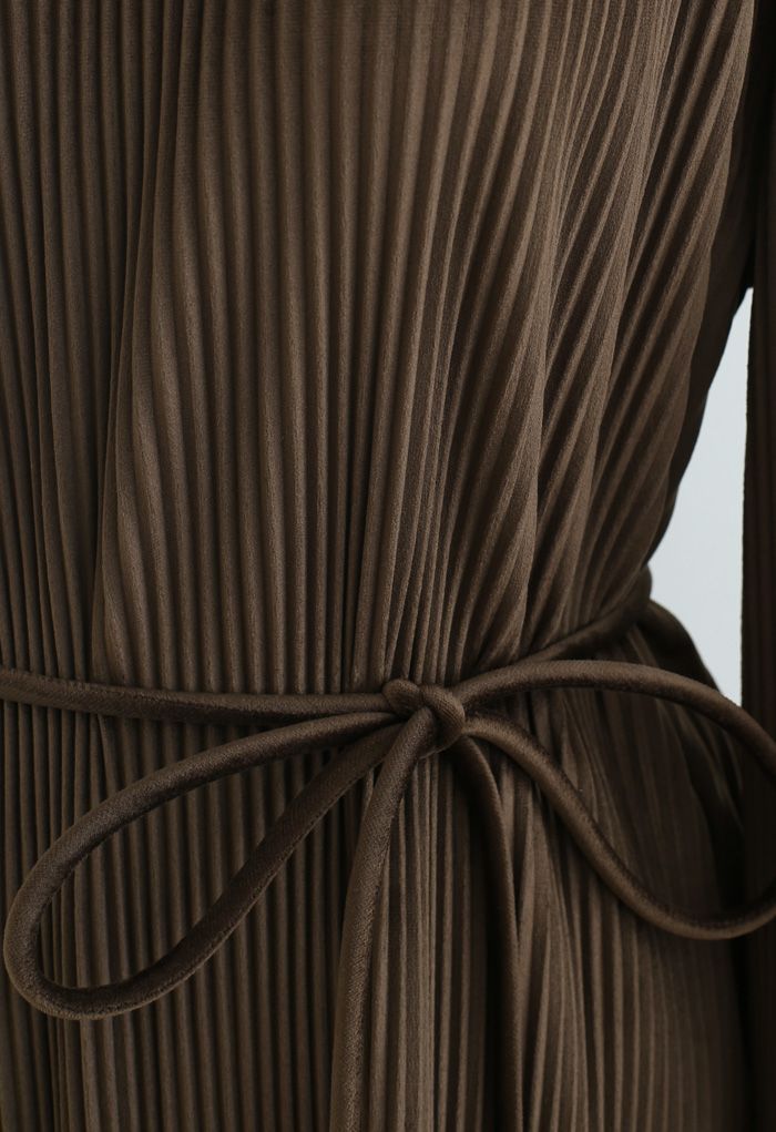 Selbstgebundenes String-Plissee-Midikleid aus Wildleder in Braun