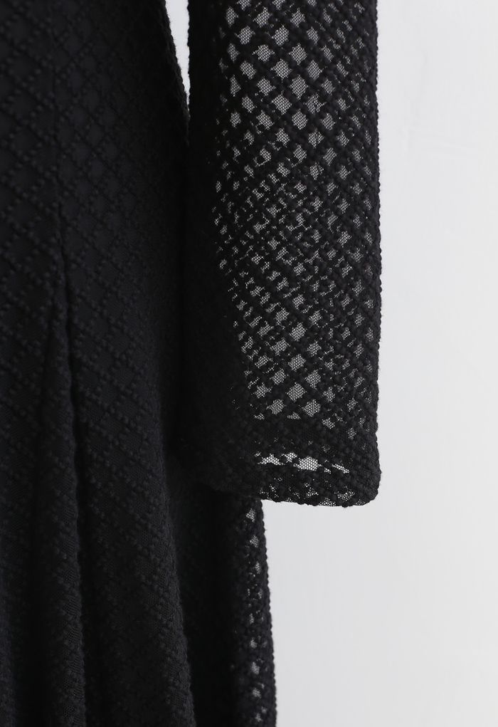 Rüschenkleid mit strukturierter Stickerei und V-Ausschnitt in Schwarz