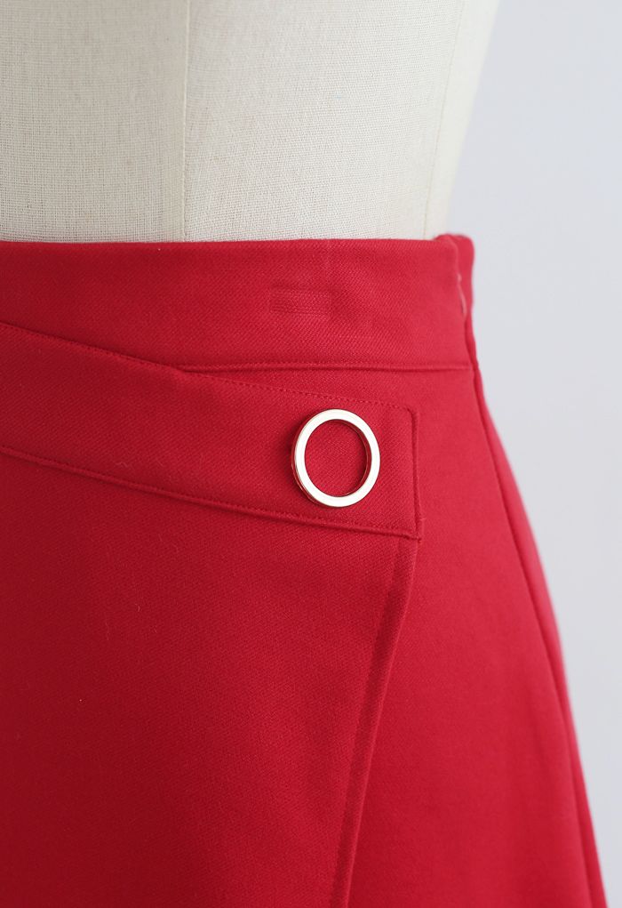 Minirock mit asymmetrischem Saum und O-Ring-Detail in Rot