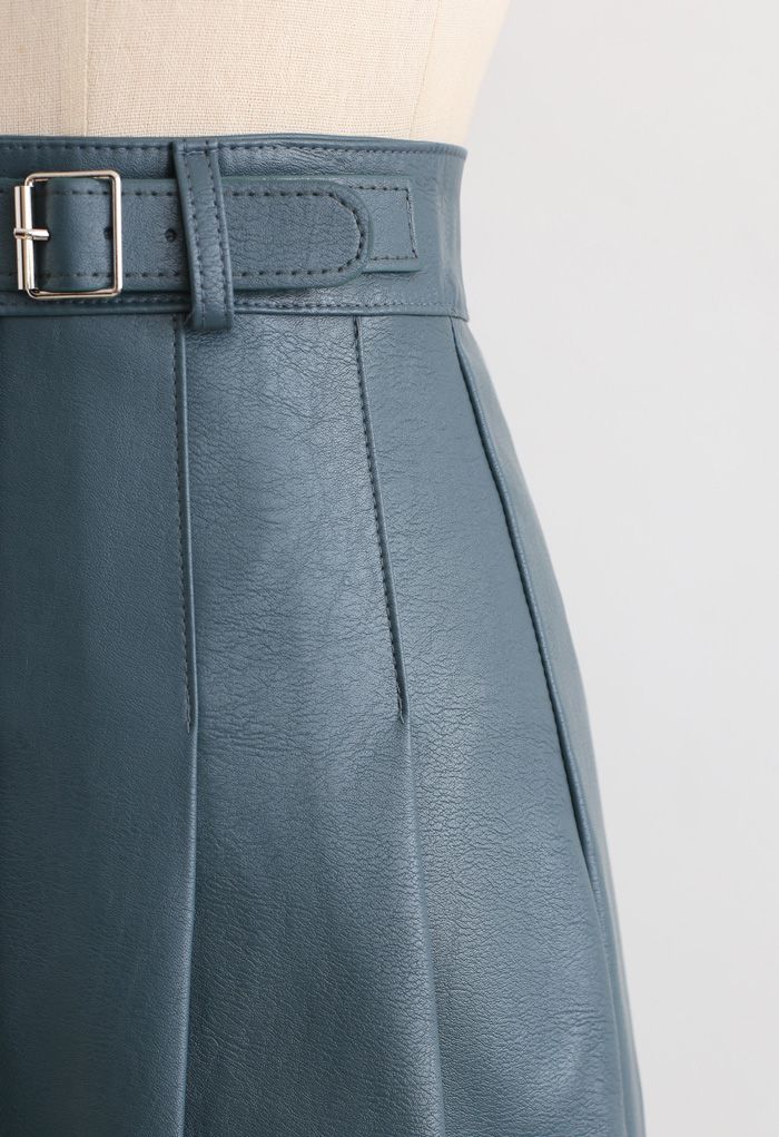 Plissee-Minirock aus Kunstleder mit Gürteldetail in Blaugrün