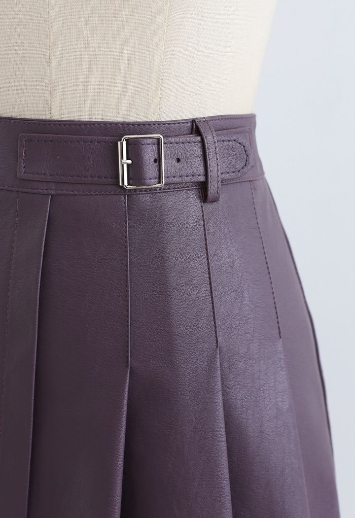 Plissee-Minirock aus Kunstleder mit Gürteldetail in Violett