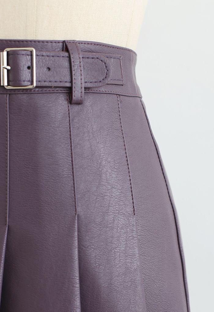 Plissee-Minirock aus Kunstleder mit Gürteldetail in Violett