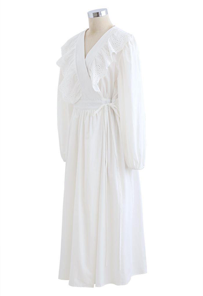 Kleid mit langen Ärmeln in Wickeloptik mit Öse und Rüschen vorne in Weiß