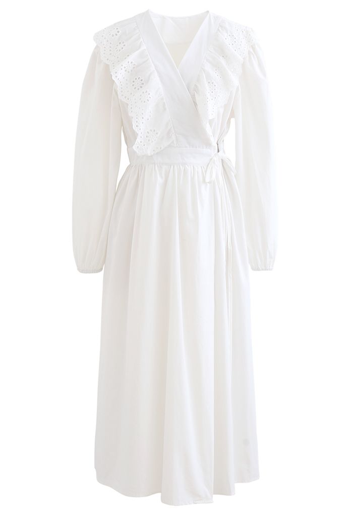 Kleid mit langen Ärmeln in Wickeloptik mit Öse und Rüschen vorne in Weiß