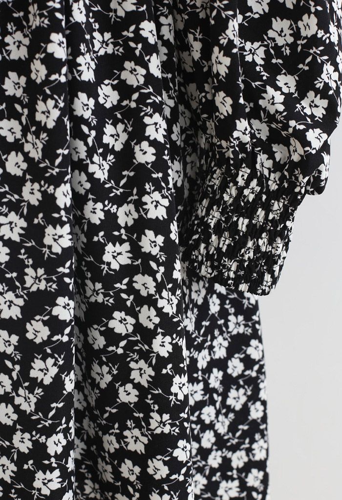 Gepolstertes Schulterkleid mit Blumenmuster und V-Ausschnitt in Schwarz