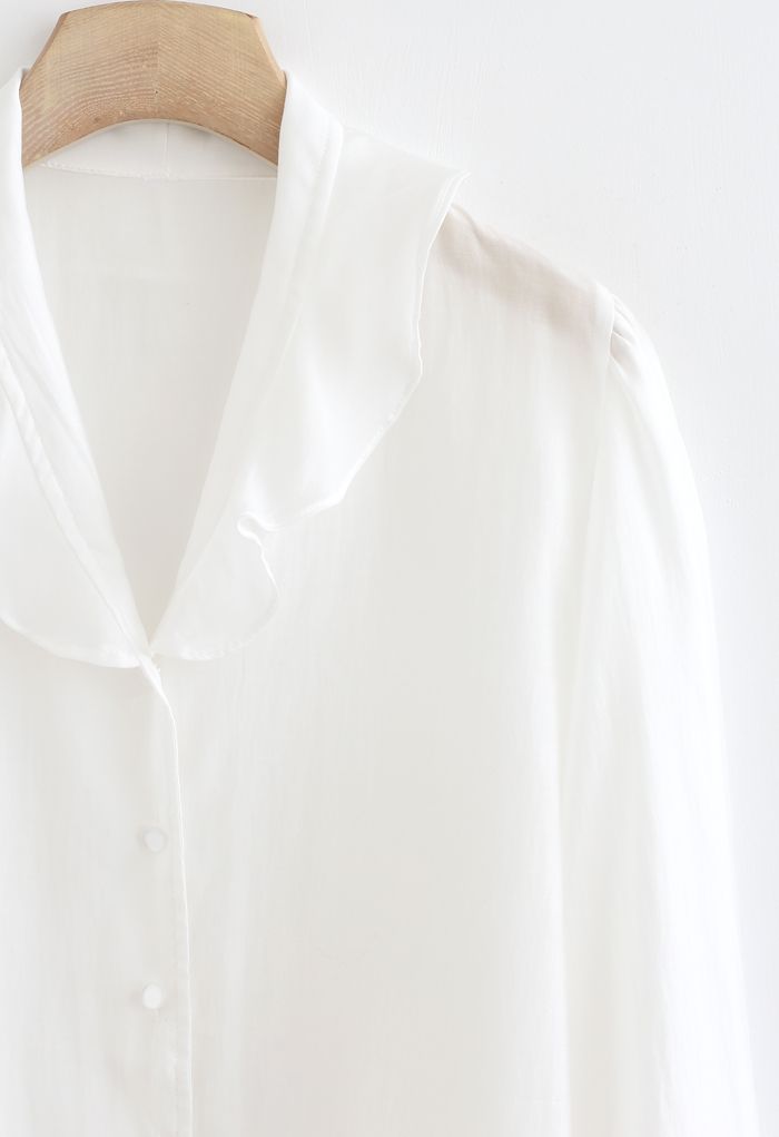 Halbtransparentes, geknöpftes Hemd mit Rüschen in Weiß
