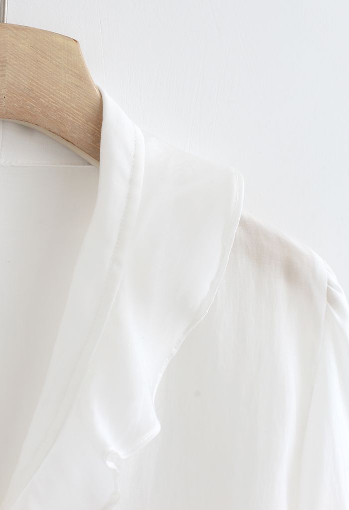 Halbtransparentes, geknöpftes Hemd mit Rüschen in Weiß