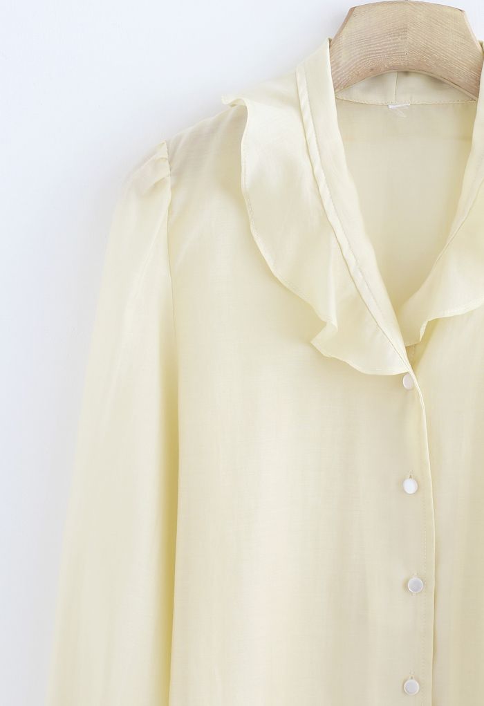 Halbtransparentes Button-Down-Hemd mit Rüschen in Creme