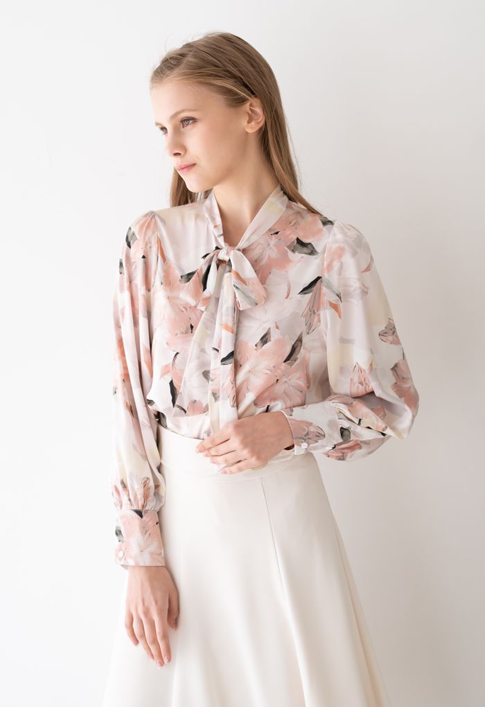 Rosa Lilien-Blüten-Aquarell-Bowknot-Shirt
