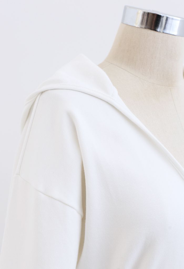 Kurz geschnittener Kapuzenpullover mit selbstgebundener Vorderseite in Weiß