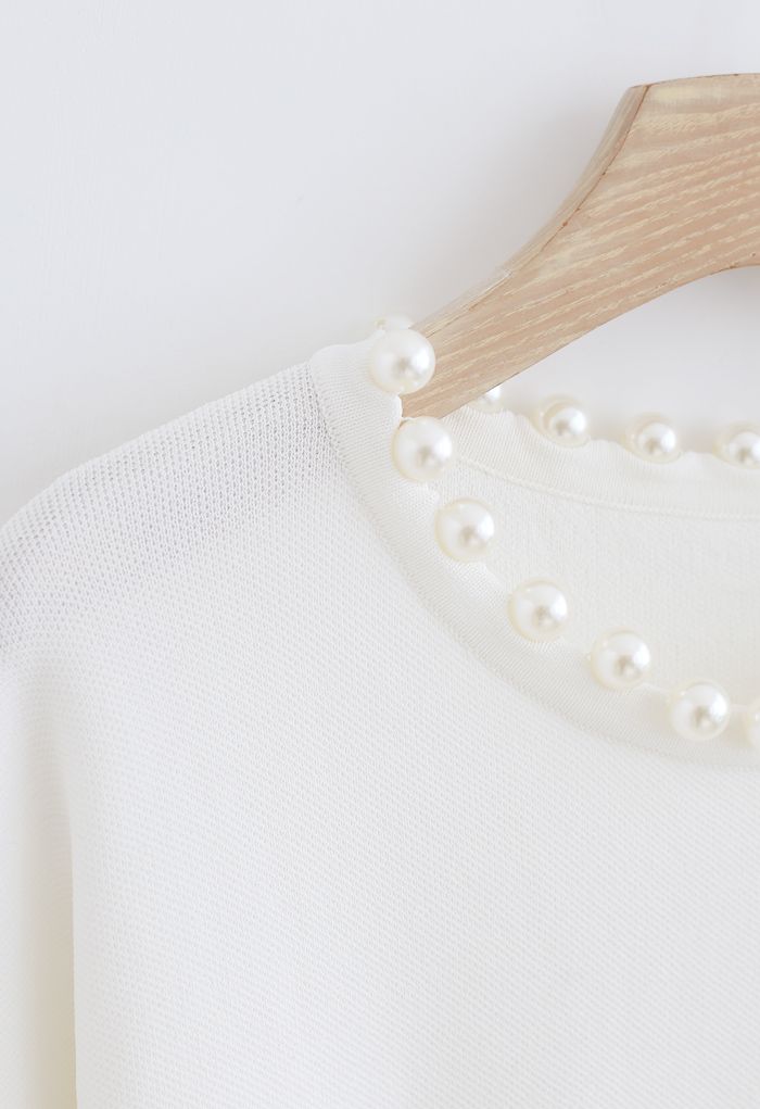Strickoberteil mit Rundhalsausschnitt und Perlenbesatz in Weiß
